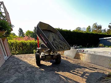 JPM Construction | Réalisation : Terrasse à Jodoigne avec chape, carrelage en pierre naturelle égyptienne, escalier pour jolie piscine et parement pierre naturelle 1